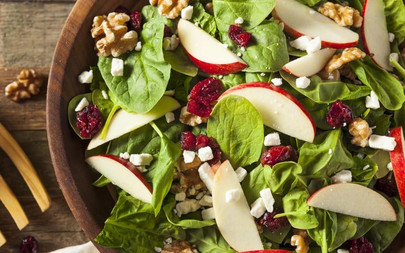9 receitas de saladas diferentes para trazer diversidade à mesa 