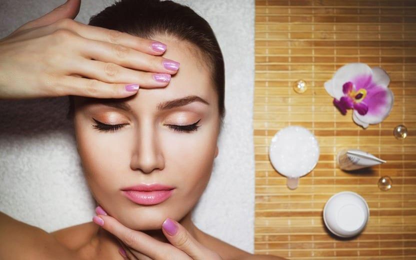 Saiba o que é drenagem facial e como realizar a massagem em casa 
