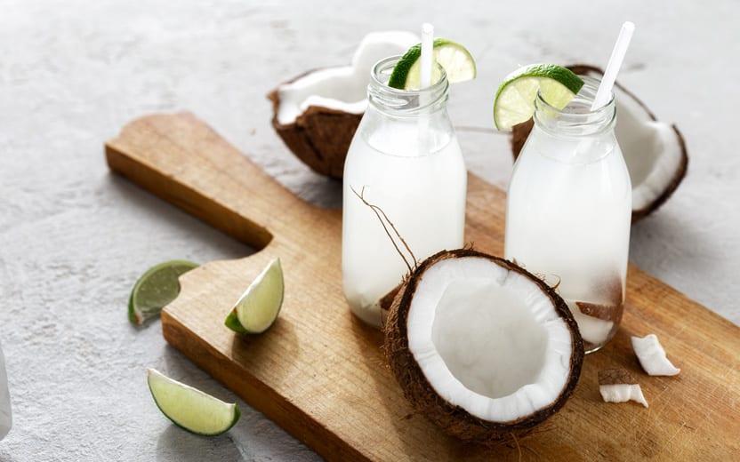 7 drinks com água de coco para refrescar o seu dia 