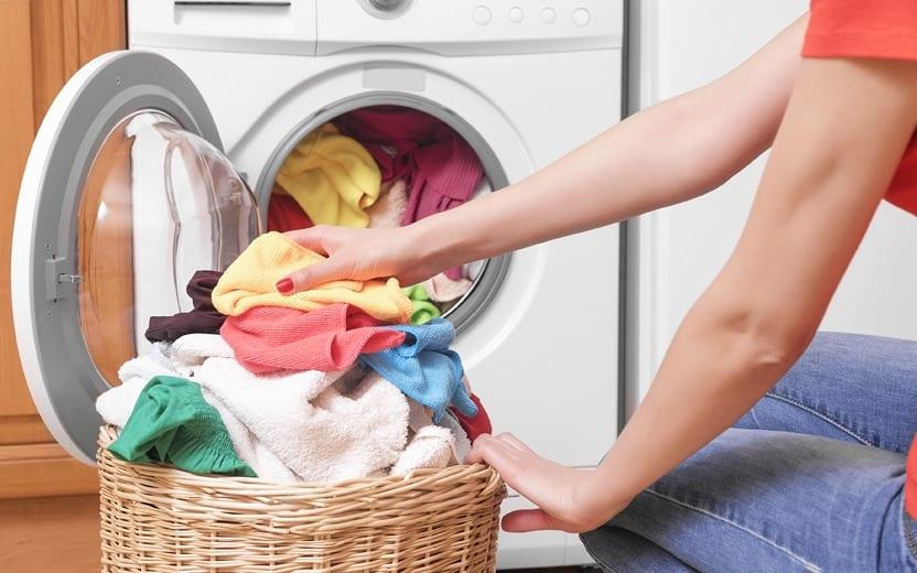 Você sabe qual é a ligação das peças de roupas e coronavírus? Aprenda como lavá-las da maneira certa para conter a transmiissão da doença