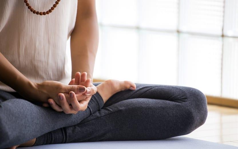 A escritora e terapeuta Amanda Dreher detalha um passo a passo para que você possa ter concentração e paz durante o dia com uma meditação para acalmar