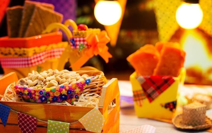 Da disposição das comidas, toalhas e enfeites para cada canto, confira algumas ideias de mesa de festa junina para se inspirar e criar um arraiá divertido