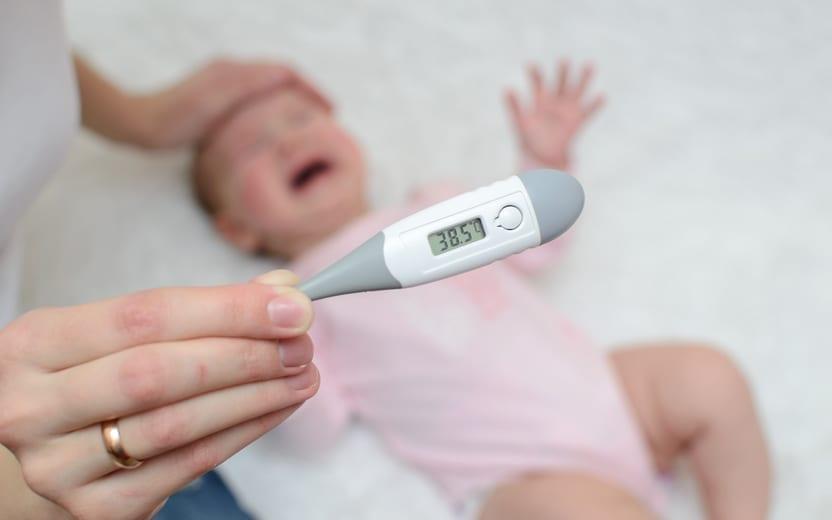 Entenda os motivos que levam os recém-nascidos a terem maior facilidade em adquirir hipertermia e saiba como baixar febre de bebê com atitudes rápidas