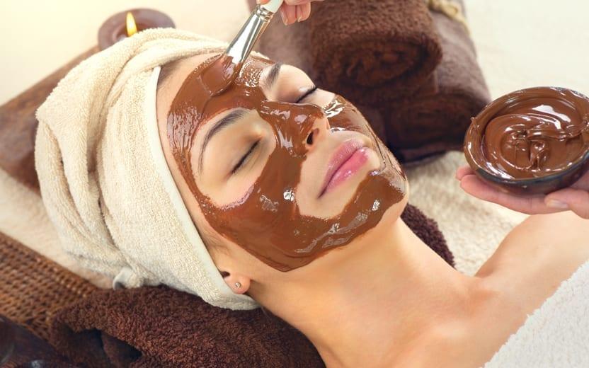Adquira uma pele saudável, mais luminosa e longe da flacidez com essa receita simples de máscara de chocolate para fazer em casa