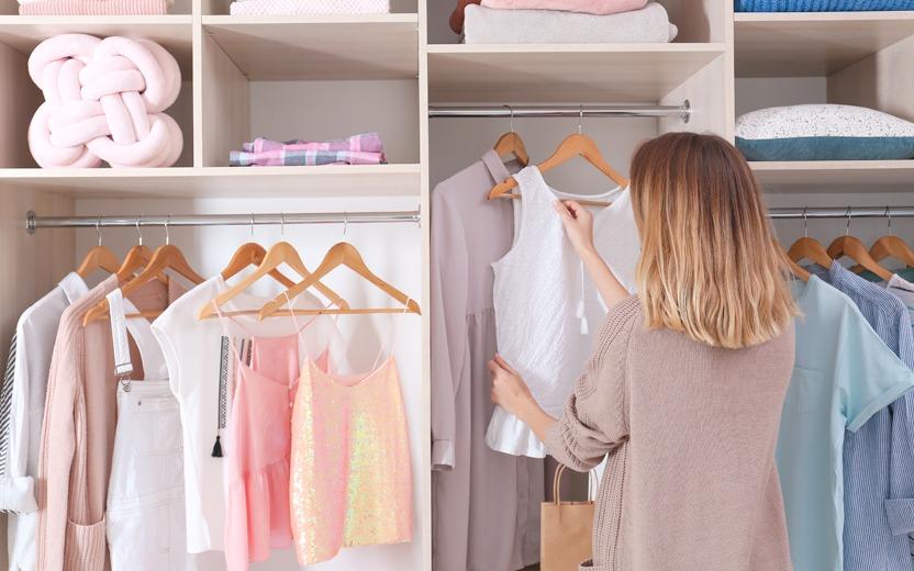 Veja essas dicas infalíveis que irão te ajudar a organizar um closet pequeno e deixar em ordem todas as suas roupas e acessórios.