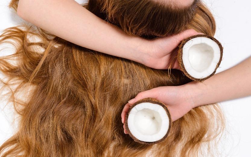 Óleo de coco no cabelo: saiba como usar e quais são os benefícios 