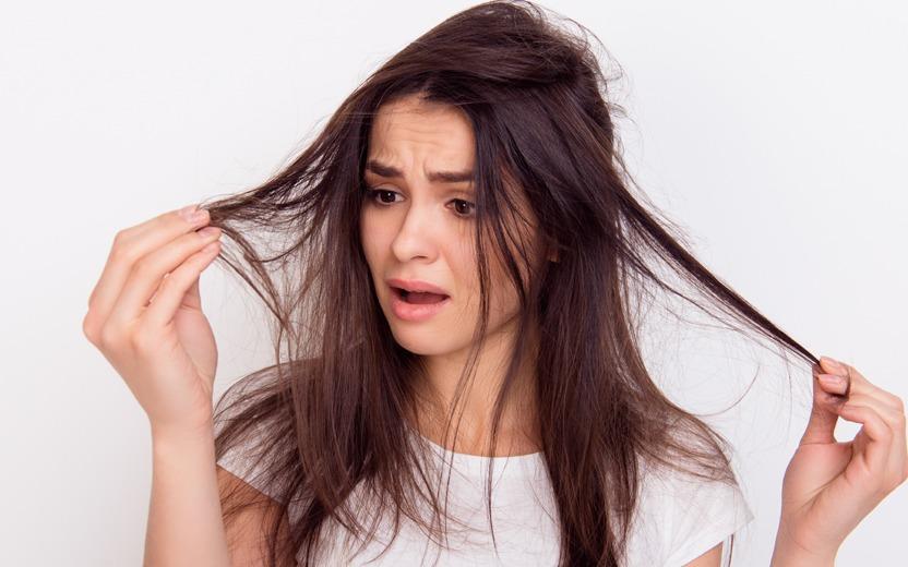 Cuidados muito além da hidratação! Descubra agora os principais hábitos que você deve cortar quando está com o cabelo danificado.