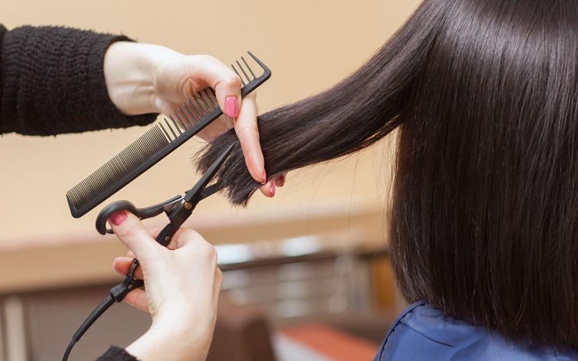 Já ouviu falar no Safety Cut? Esse tipo de corte de cabelo está fazendo a cabeça das mulheres no mundo todo e sendo usado como prevenção do Covid-19.