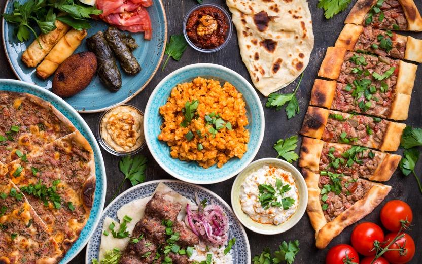 Quer preparar uma refeição só com pratos típicos? Experimente essas saborosas receitas árabes que são fáceis de fazer e dão água na boca!