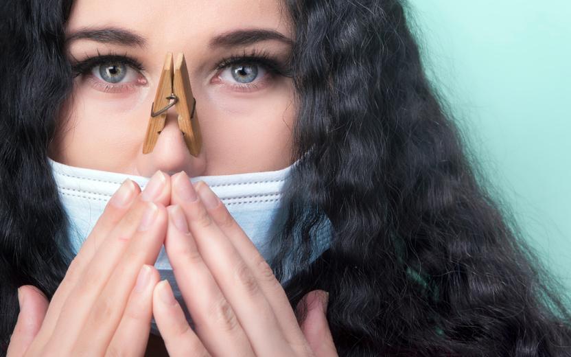 O uso de máscaras se tornou indispensável na pandemia. Com isso, muitas pessoas estão percebendo um incômodo mau hálito. Descubra como lidar!