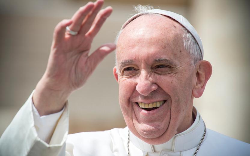 Em documentário, o Papa Francisco defendeu a união civil entre homossexuais. Relembre outras opiniões progressistas do líder religioso!