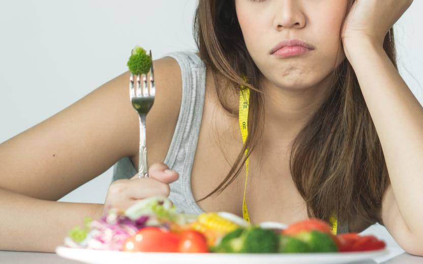 Comer por nervosismo pode atrapalhar o emagrecimento, além de causar distúrbios alimentares. Saiba com combater a ansiedade na dieta!
