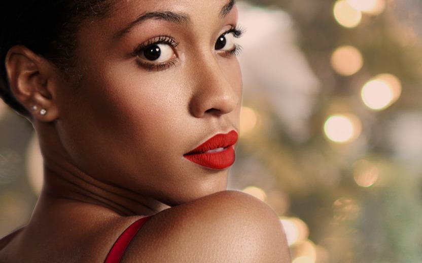 O batom vermelho é um clássico das maquiagens natalinas, mas exige alguns cuidados para ficar perfeito. Confira quais são eles!