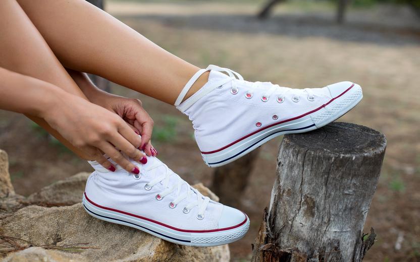 Saiba como limpar seu tênis branco adequadamente e deixar o calçado com cara de novo. Confira dicas fáceis e simples para fazer hoje mesmo!