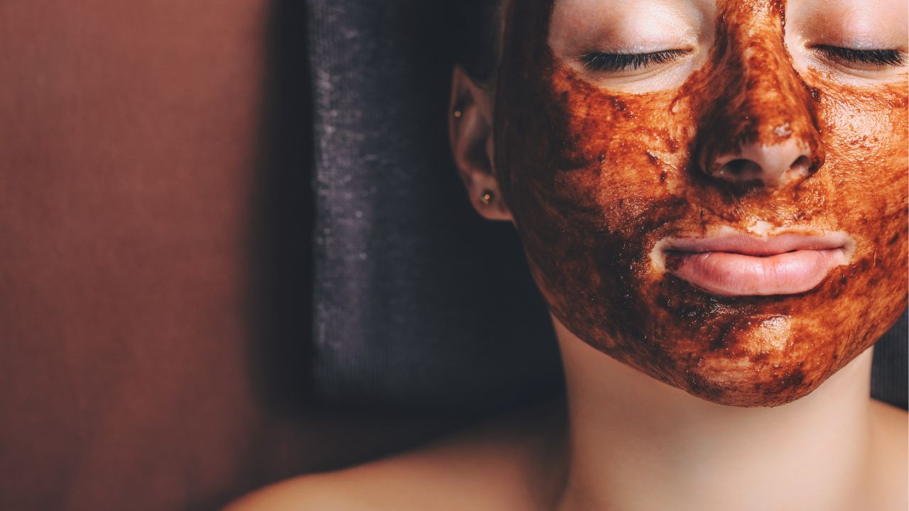 Aprenda a fazer uma máscara facial de chocolate em casa
