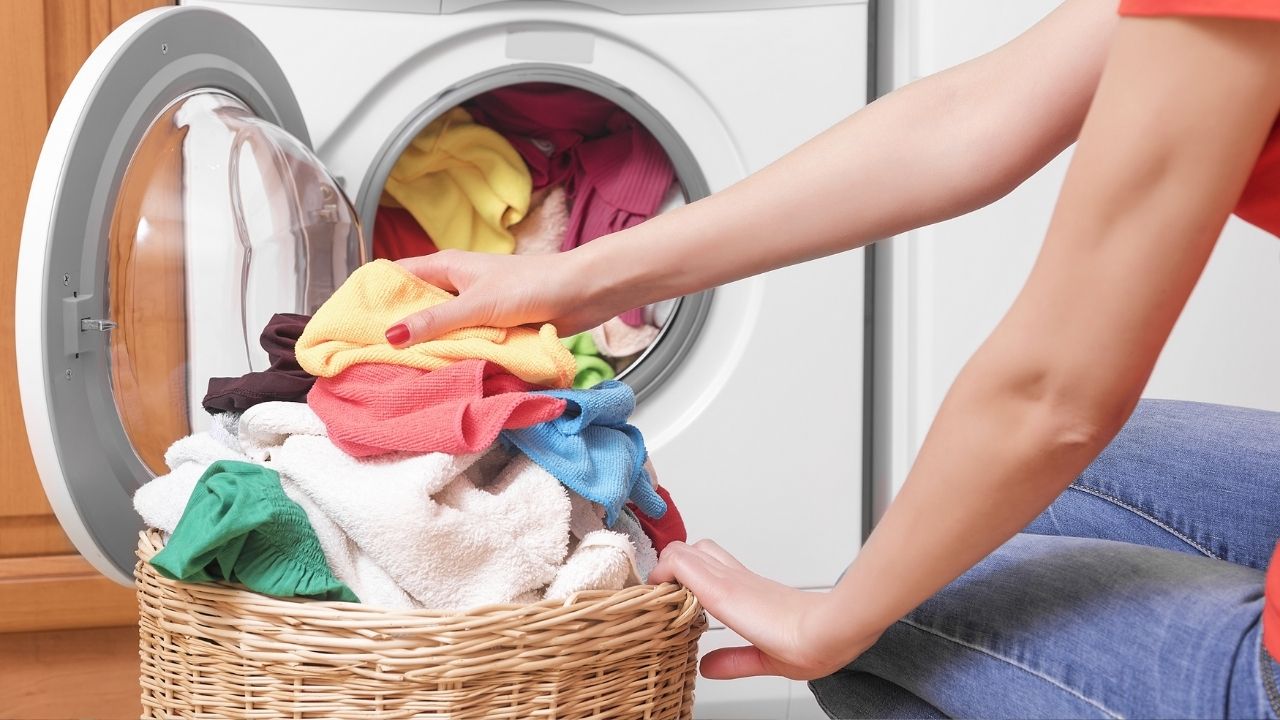 Morando sozinha: aprenda um truque valioso na hora de lavar as roupas!