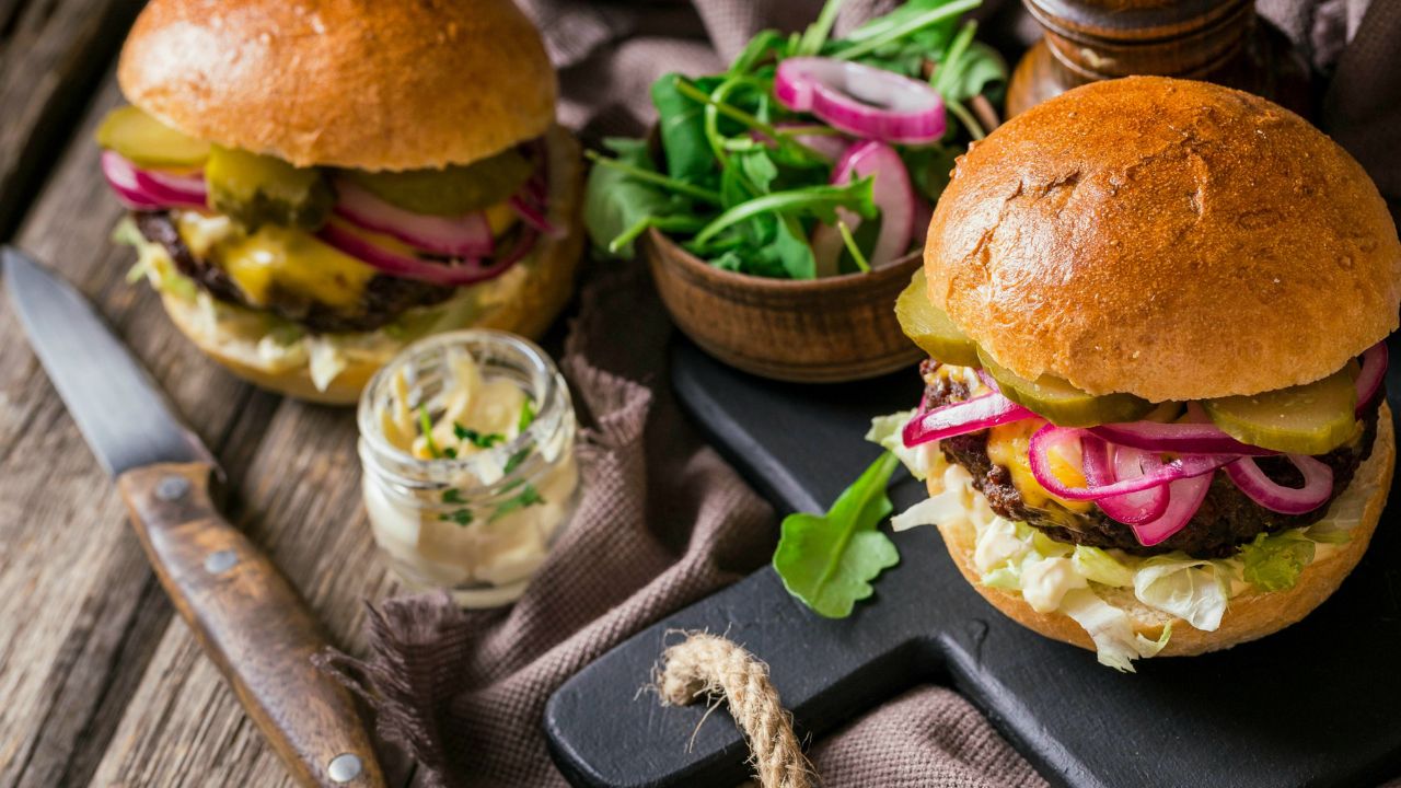 Conheça receitas deliciosas (com opções vegetarianas e veganas) de como fazer um hambúrguer caseiro e economize no delivery