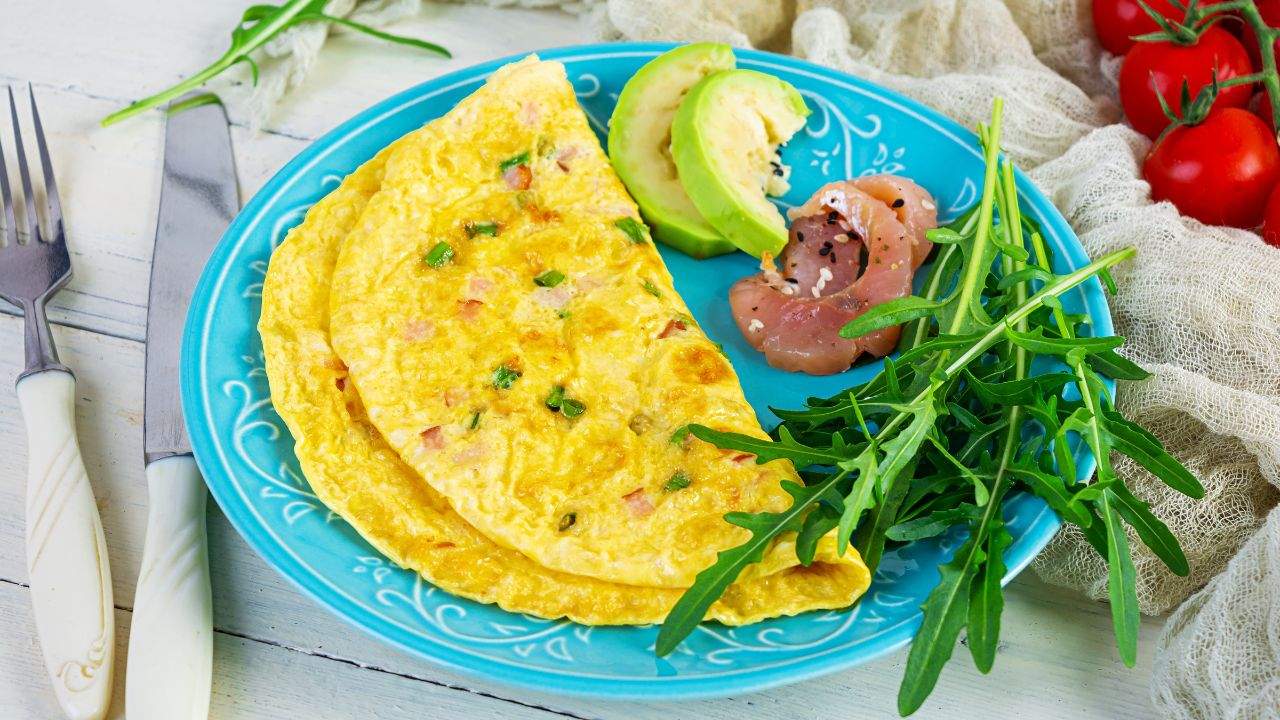 Veja essas receitas de omelete e prepare um prato simples e bem gostoso para aquele almoço corrido do dia a dia