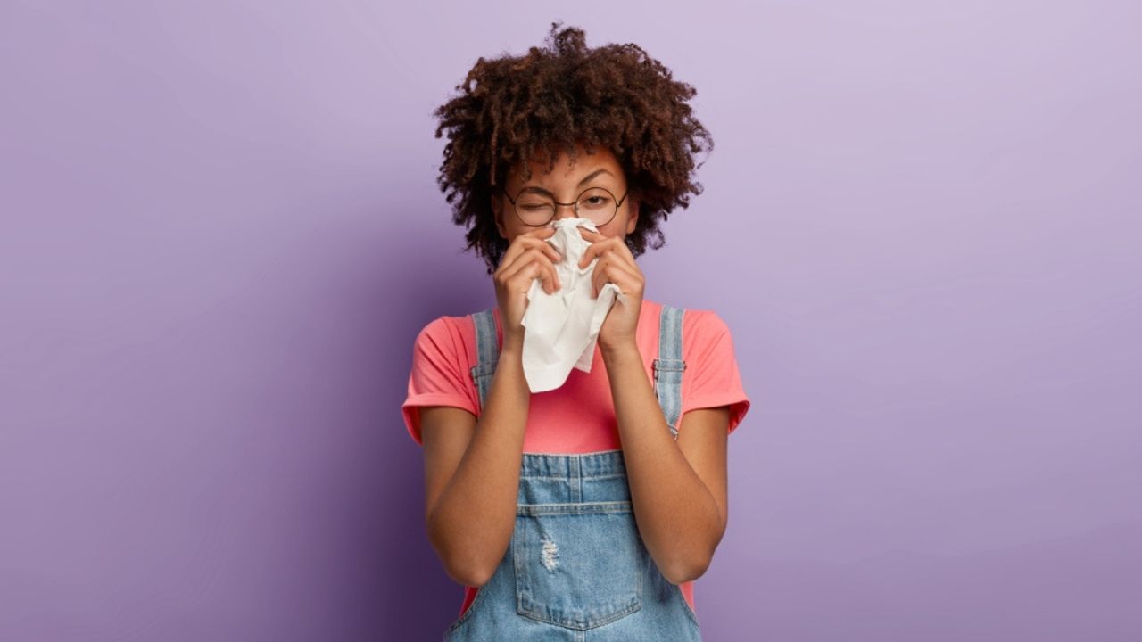 Cansado(a) de espirrar sem parar? Especialista explica como aliviar a alergia na estação mais fria do ano
