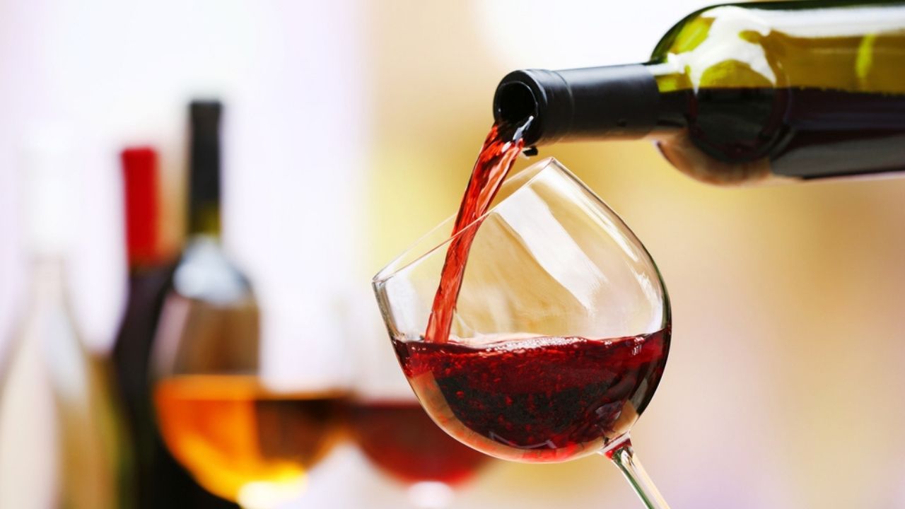 4 simpatias com vinho para sua vida amorosa alavancar