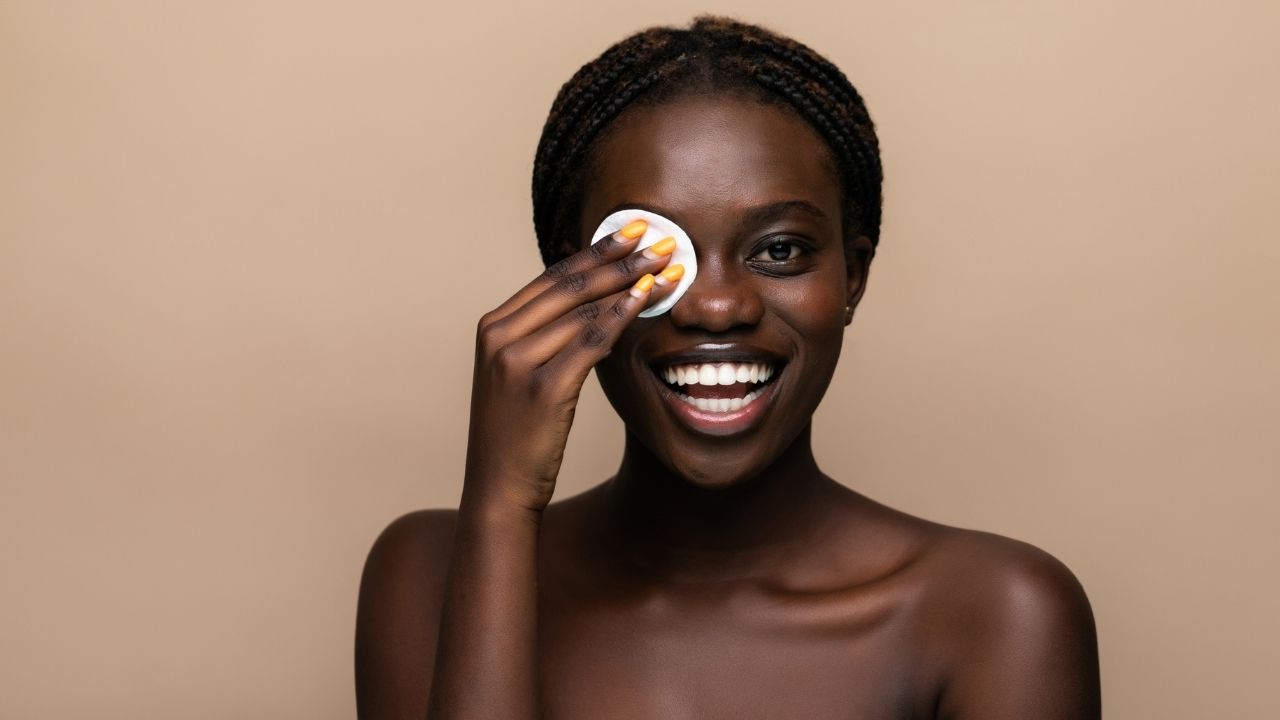 Skincare para pele negra: saiba tratar oleosidade e manchas