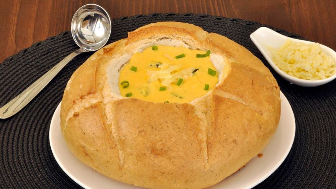 8 receitas deliciosas de sopas no pão para os dias frios