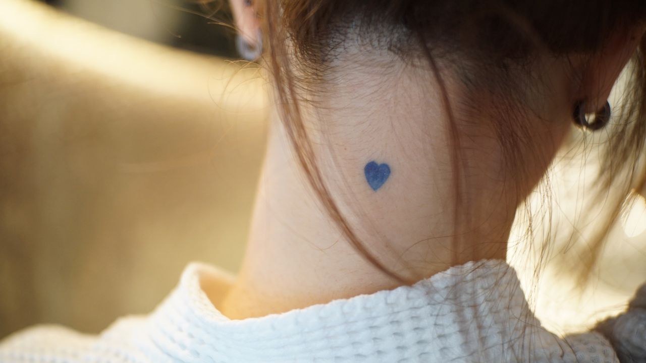 Tatuagem no pescoço: ideias para se inspirar
