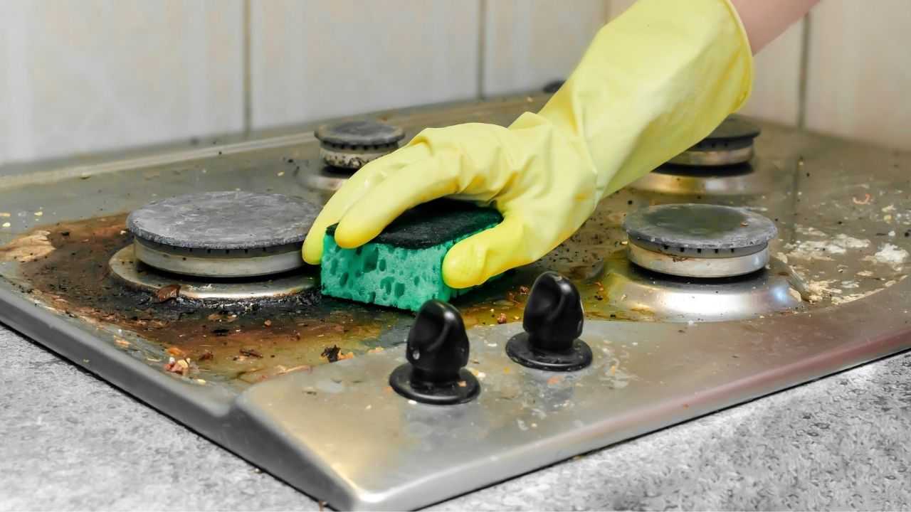 Limpar o fogão pode ser uma tarefa complicada, especialmente quando ele está sujo de gordura; confira essas dicas