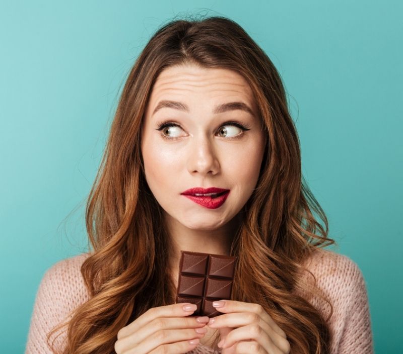 Comer chocolate dá espinha?
