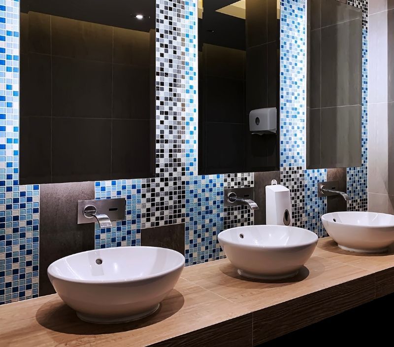 banheiro com azulejos pequenos