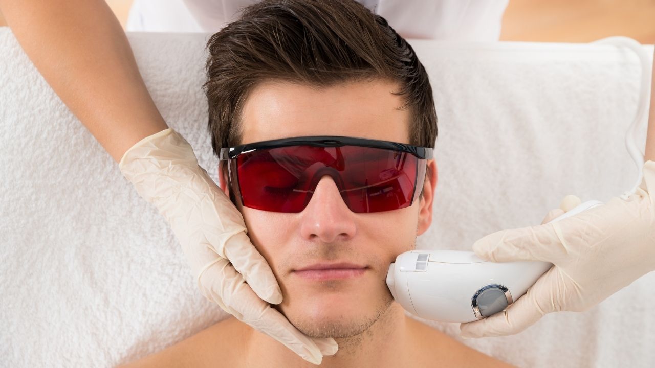 Homem realizando depilação a laser