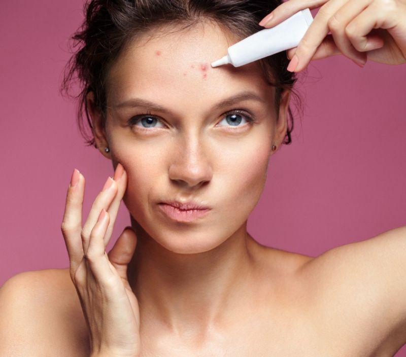 Dormir de maquiagem faz mal? Dermatologista responde