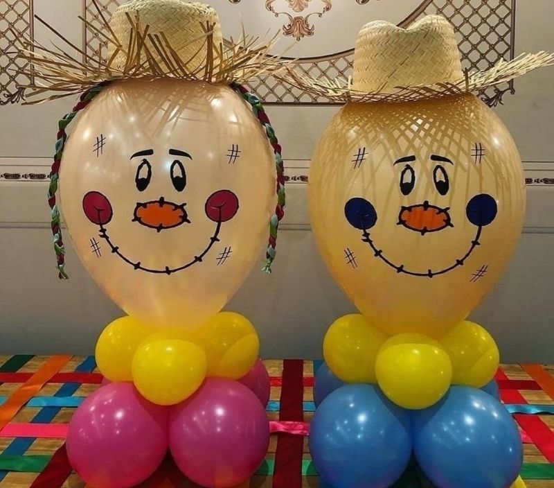 balões com rostos