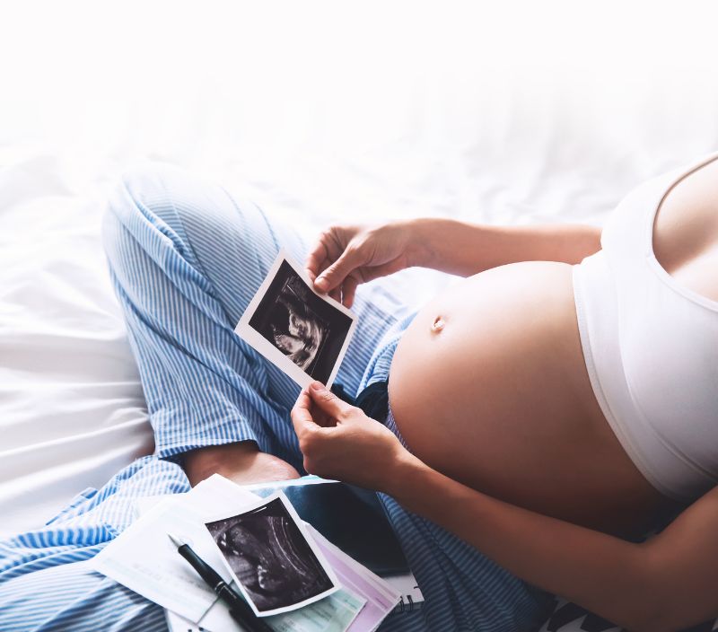 Mulher vendo bebê no ultrassom