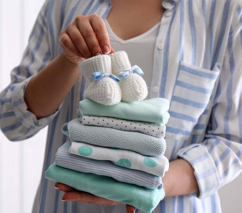 Pilha de roupas de bebê recém-nascido