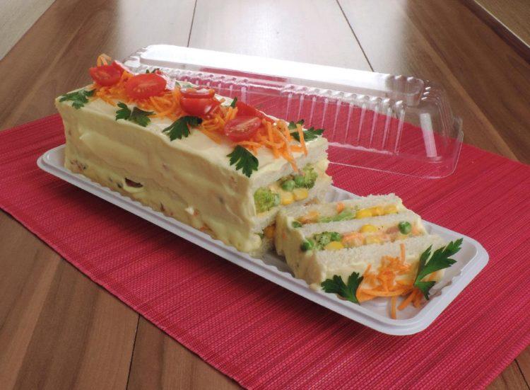 torta fria de legumes com pão de forma, na embalagem, decorada com cenoura, salsa e tomate