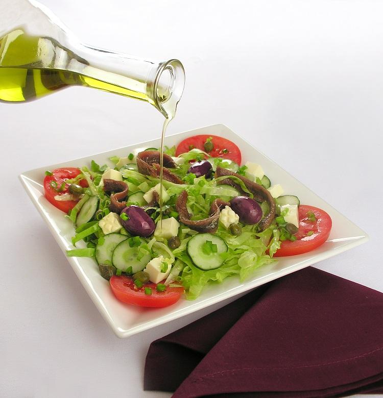 Salada grega com anchovas, alface, tomate, pepino e azeitonas, primavera