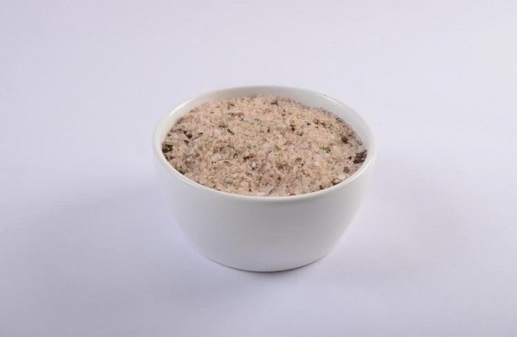 receita de sal temperado com ervas, colocado em uma tigela branca.