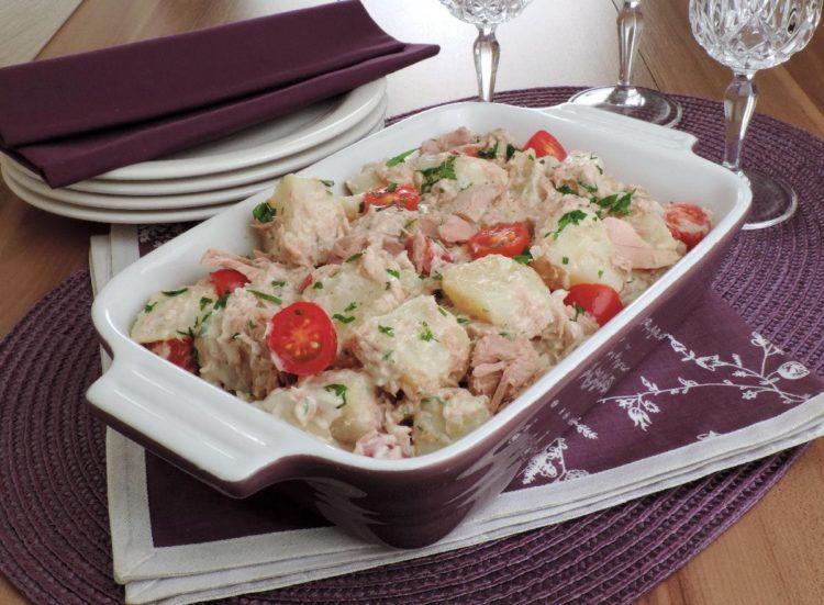 receita de salada de batata com atum, com tomates-cerejas e polvilhada com salsa