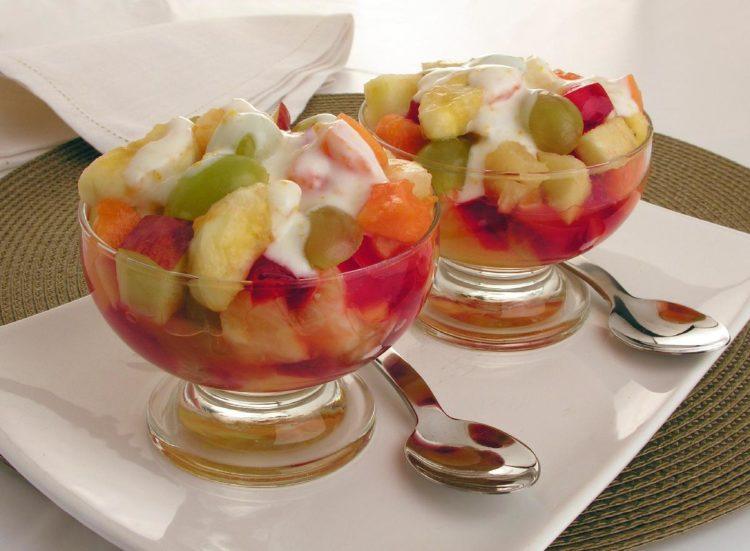 Salada de frutas com iogurte e suco de laranja