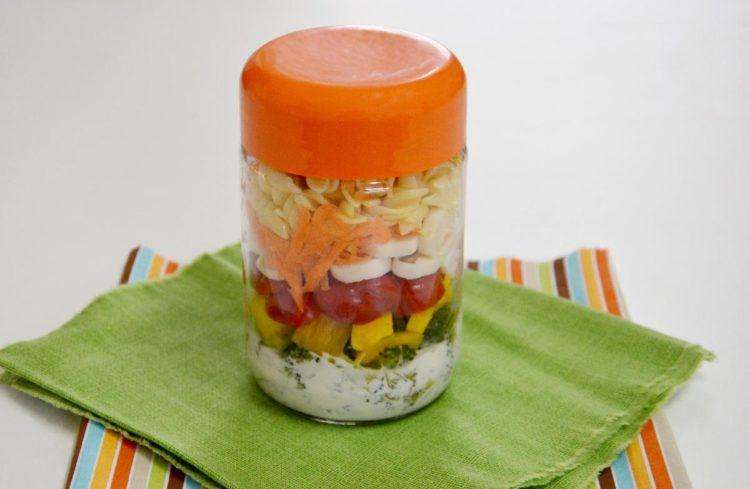 receitas saudáveis com iogurte, receita de salada de macarrão no pote com tampa