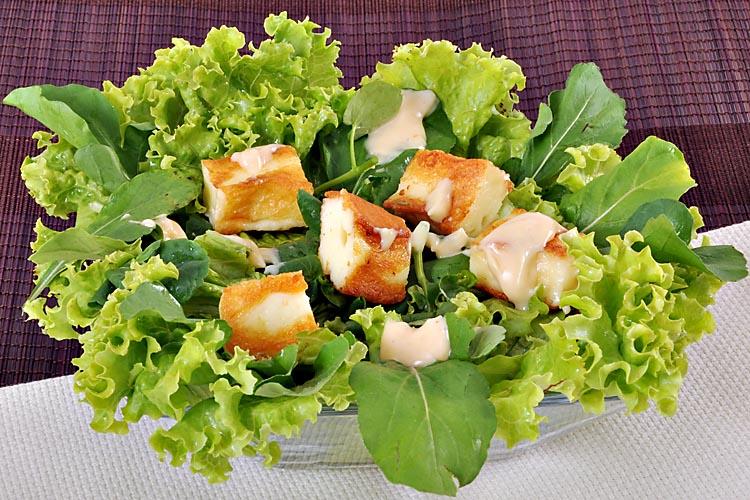 Salada verde com queijo coalho e Molho Rosé, saladeira, toalhas