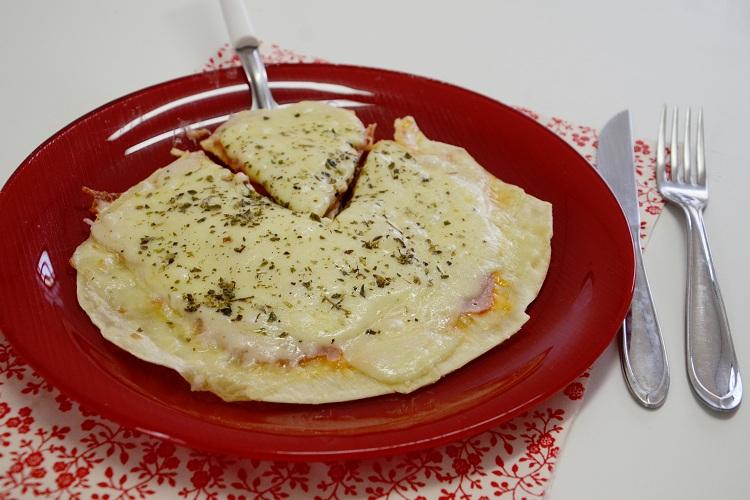 receita de pizza de frigideira de massa de pastel com presunto e queijo