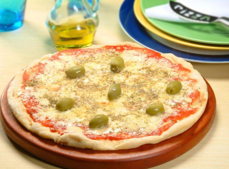 Pizza de mussarela na panela de pressão com molho de tomate e azeitonas