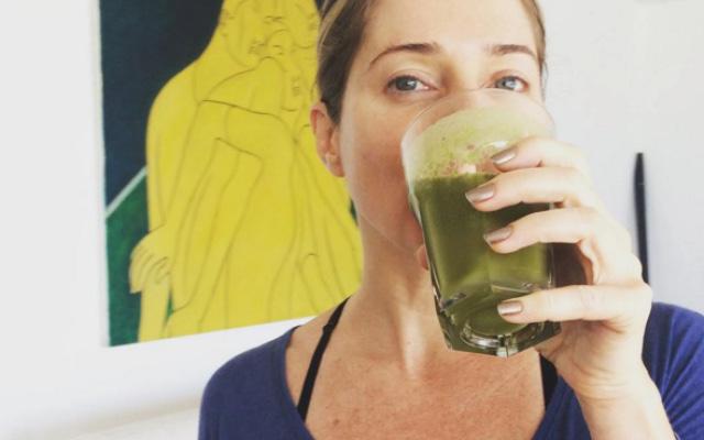 Letícia Spiller bebendo suco verde