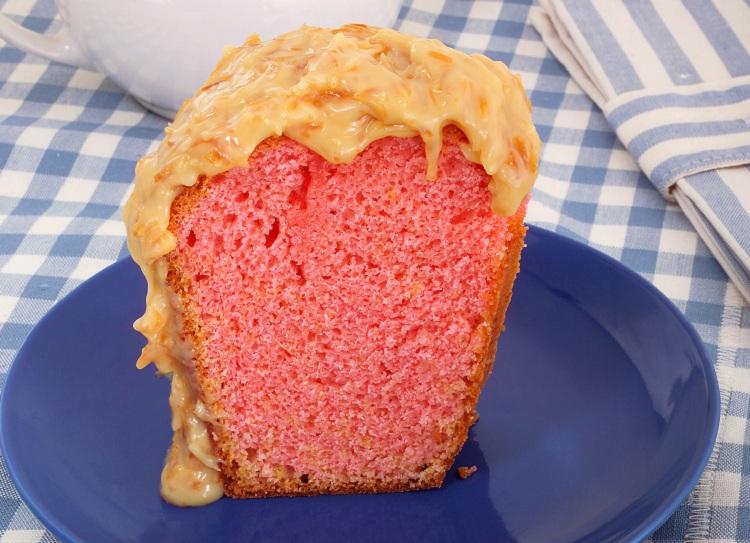 receita de bolo rosa com cocada, prato azul