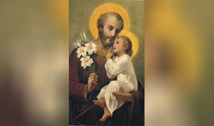 Ilustração de São José segurando o menino Jesus e um ramalhete de lírios brancos. Jesus veste um manto branco e São José um manto marrom