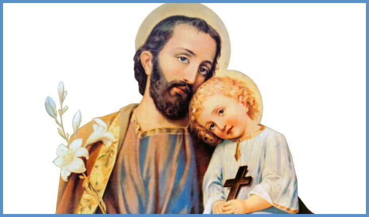 Ilustração de São José, vestindo um manto azul claro, seguran o menino Jesus, que veste um manto branco e segura uma cruz, e um ramalhete de lírios brancos