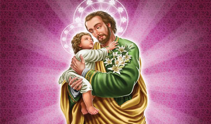Ilustração de São José, que veste um manto verde e dourado, segurando o menino Jesus, que veste um manto branco e segura um ramalhete de lírios brancos