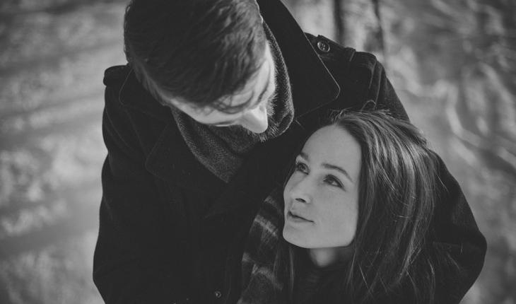 foto em preto e branco de um casal abraçado olhando um para o outro